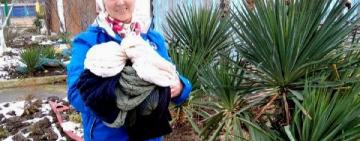 В’язала і зшивала до дірки в пальці: жителька Вилкове, окрім тепленьких носків, в’яже Захисникам балаклави 